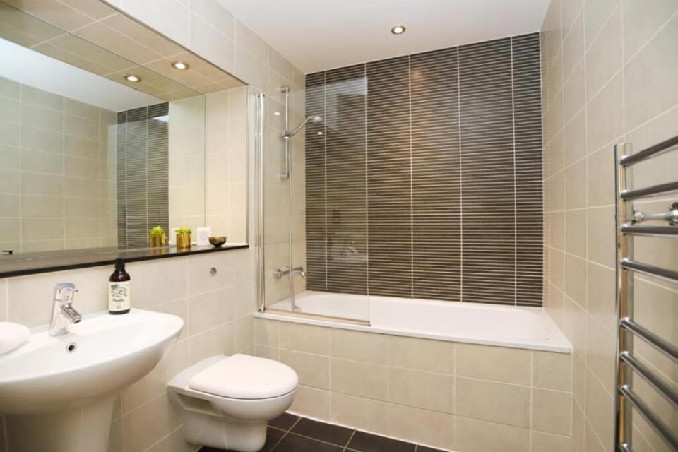 Shower, Toilet, Bath, towels