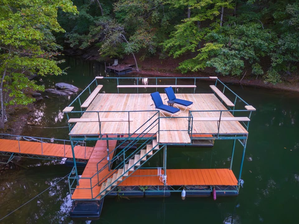 Lake Lanier Retreat, Dock, Firepit, Home Theater House in Gainesville