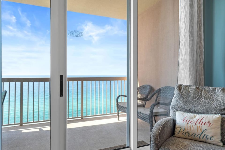 View (from property/room), Balcony/Terrace, Living room, Seating area