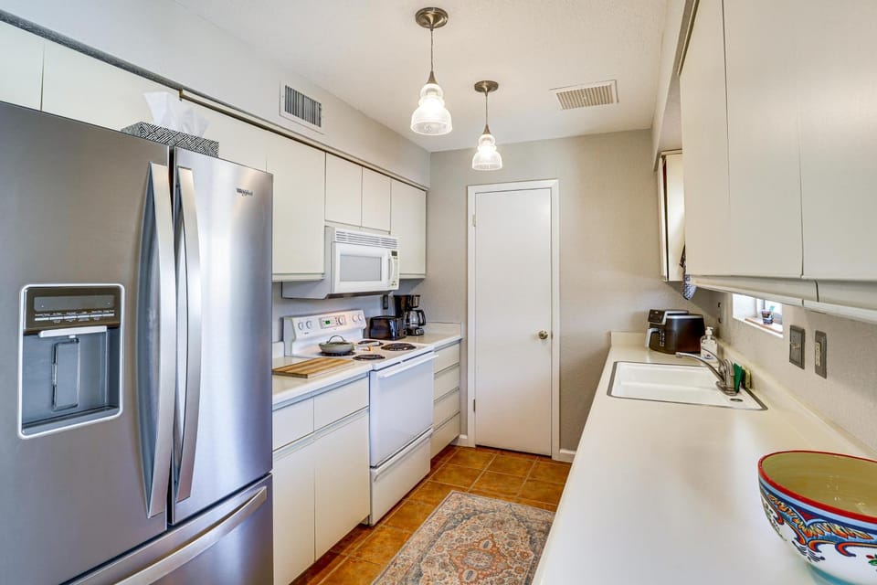 Desert Oasis w/ Hot Tub! 6 Mi to Lake Havasu House in Lake Havasu City