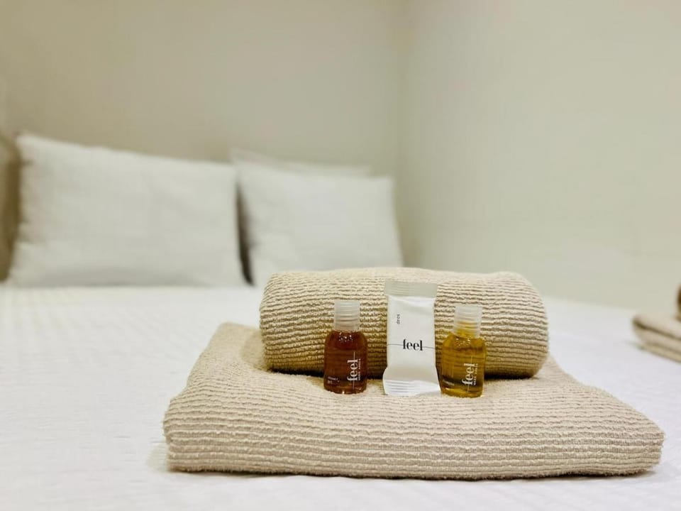 Bed, towels