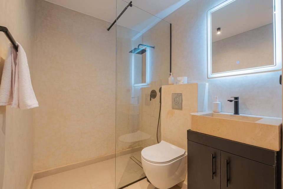 Shower, Toilet, Bathroom, towels