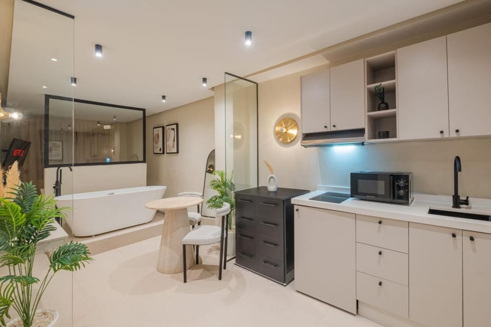 Kitchen or kitchenette, Bath
