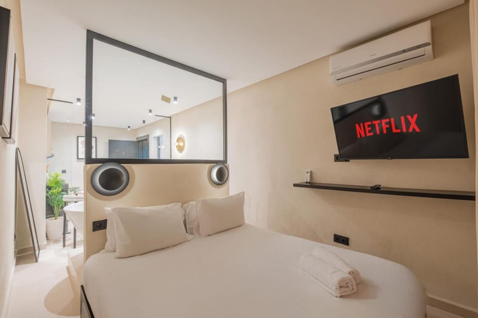 Bed, Photo of the whole room, towels, air conditioner