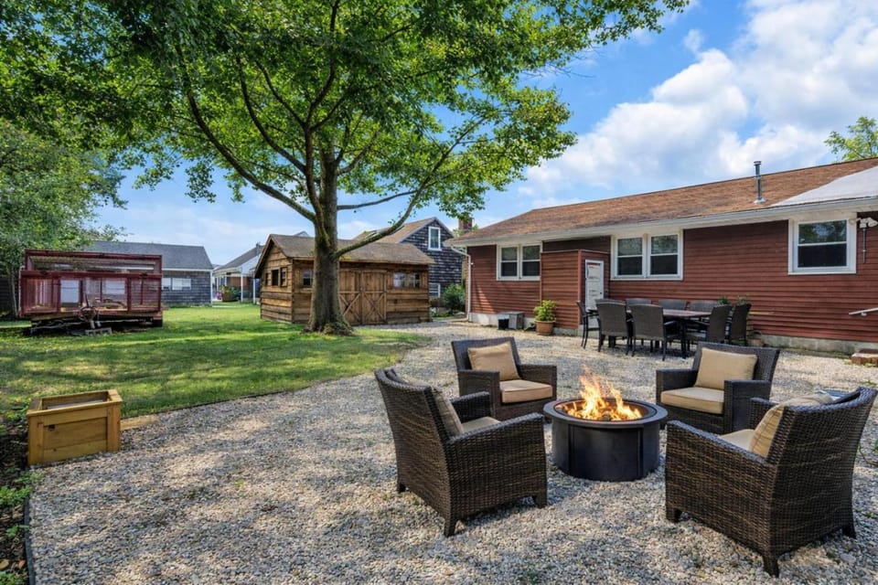 Relaxed Ocean Gate Shore Getaway 3BR with Sofa Bed Fireplace and Parking House in Jersey Shore