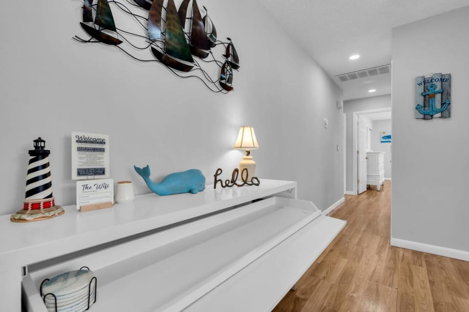 Relaxed Ocean Gate Shore Getaway 3BR with Sofa Bed Fireplace and Parking House in Jersey Shore