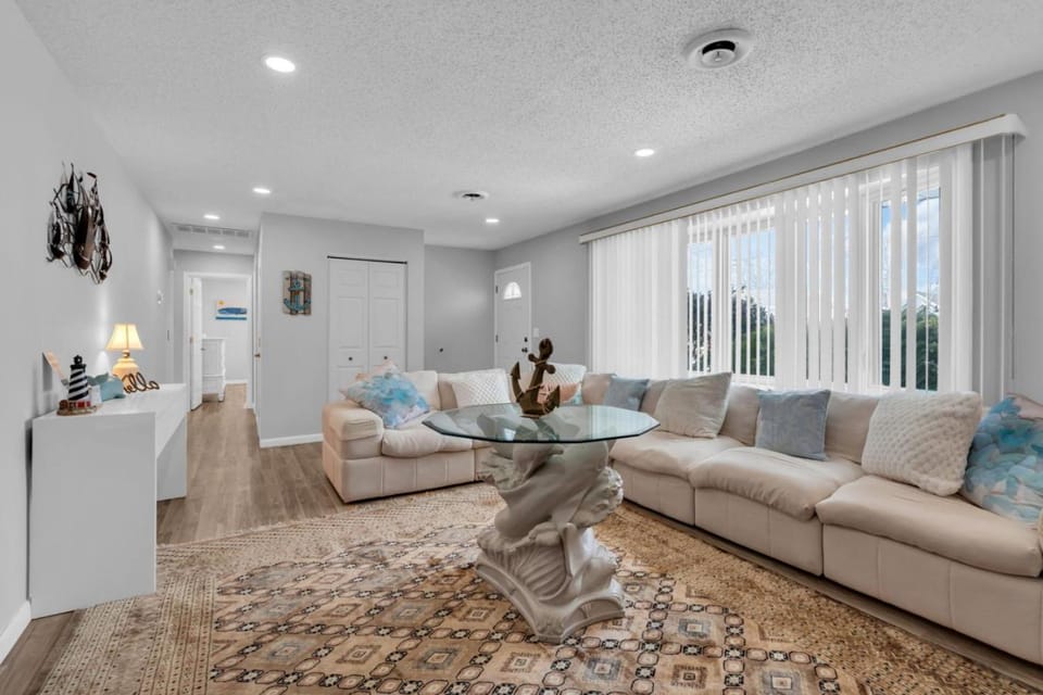 Relaxed Ocean Gate Shore Getaway 3BR with Sofa Bed Fireplace and Parking House in Jersey Shore