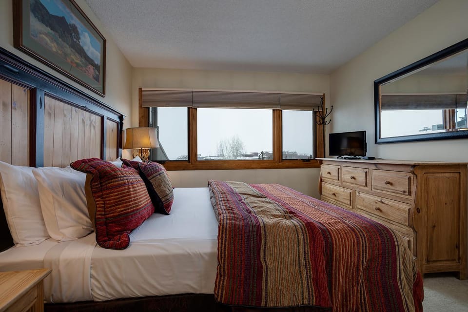 Bed, Day, TV and multimedia, View (from property/room), Bedroom, furniture