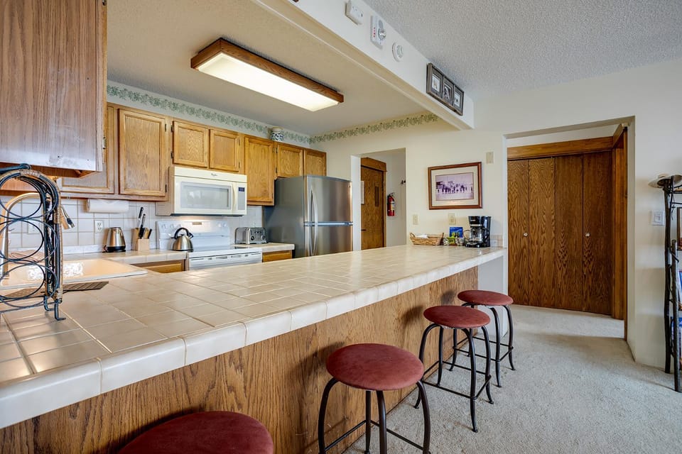 Day, Coffee/tea facilities, Kitchen or kitchenette, Seating area, furniture, microwave, kitchen