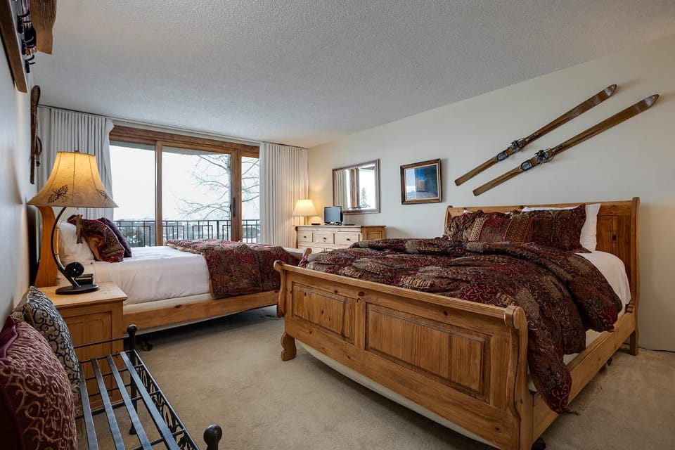 Bed, Day, TV and multimedia, View (from property/room), Balcony/Terrace, Bedroom, furniture, towels