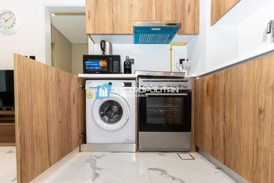 Kitchen or kitchenette, washing machine