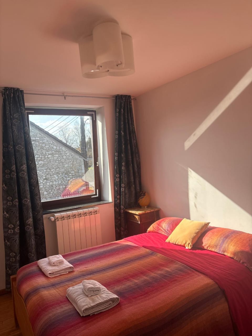 Chambre privée avec Lit King Size - SDB partagée Bed and Breakfast in Wallonia, Belgium