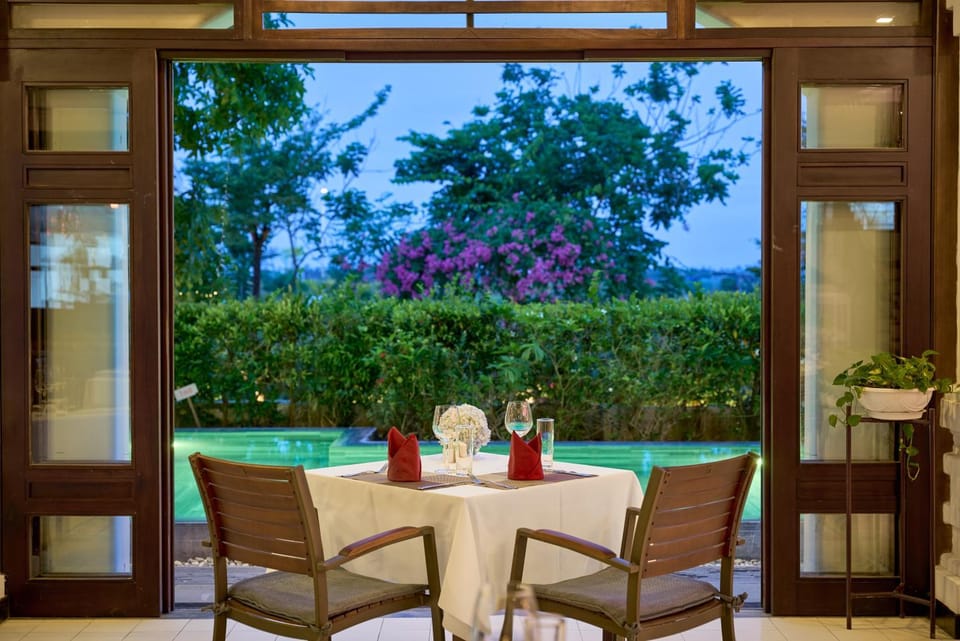 Restaurant/places to eat, View (from property/room), Dining area, Pool view, Swimming pool, Breakfast, Lunch, Dinner