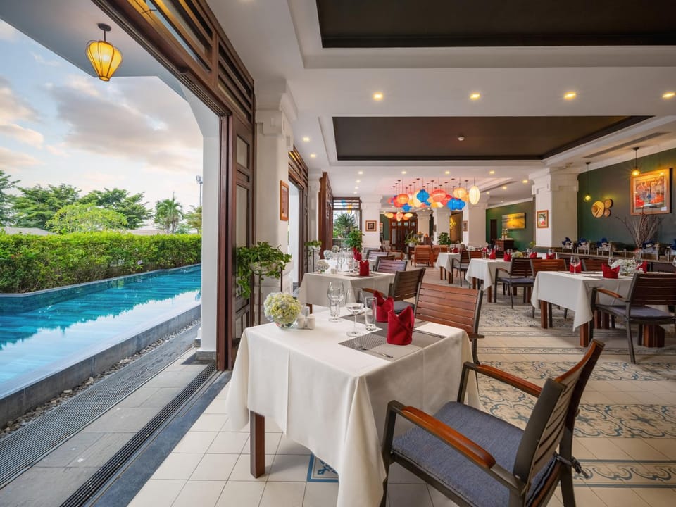 Restaurant/places to eat, Banquet/Function facilities, Seating area, Dining area, Pool view, Swimming pool, Breakfast, Lunch, Dinner