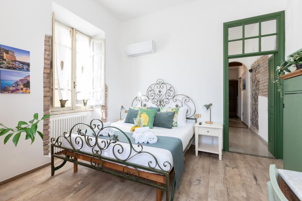 Bed, Photo of the whole room, Bedroom, air conditioner