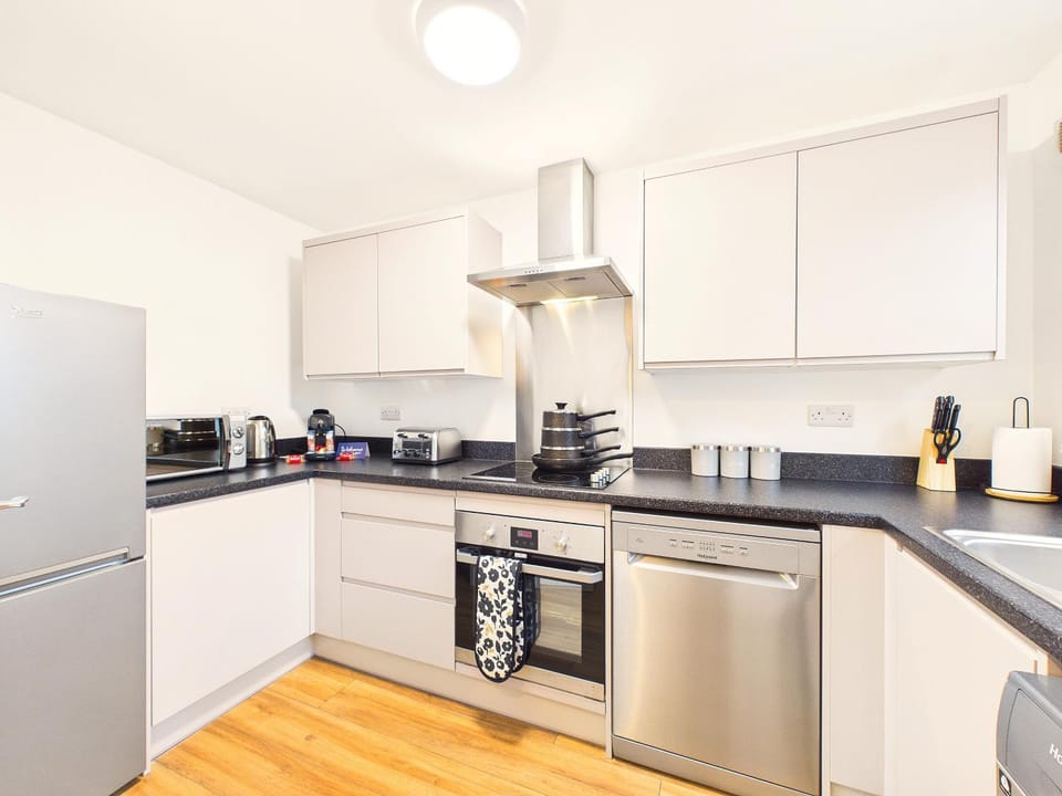 Coffee/tea facilities, dishwasher, oven, stove, toaster, kitchen