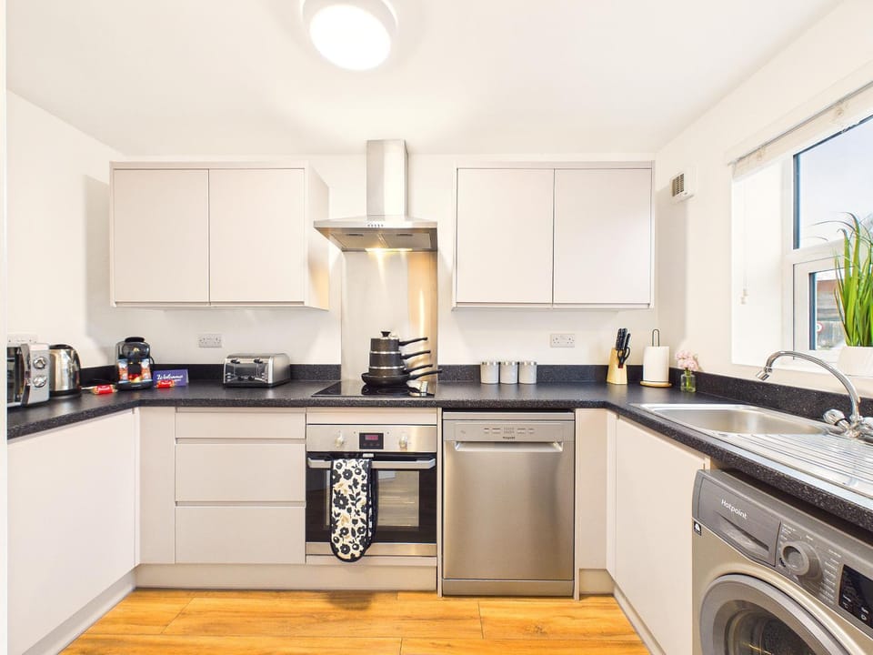 Coffee/tea facilities, Kitchen or kitchenette, dishwasher, microwave, oven, stove, toaster, washing machine, kitchen