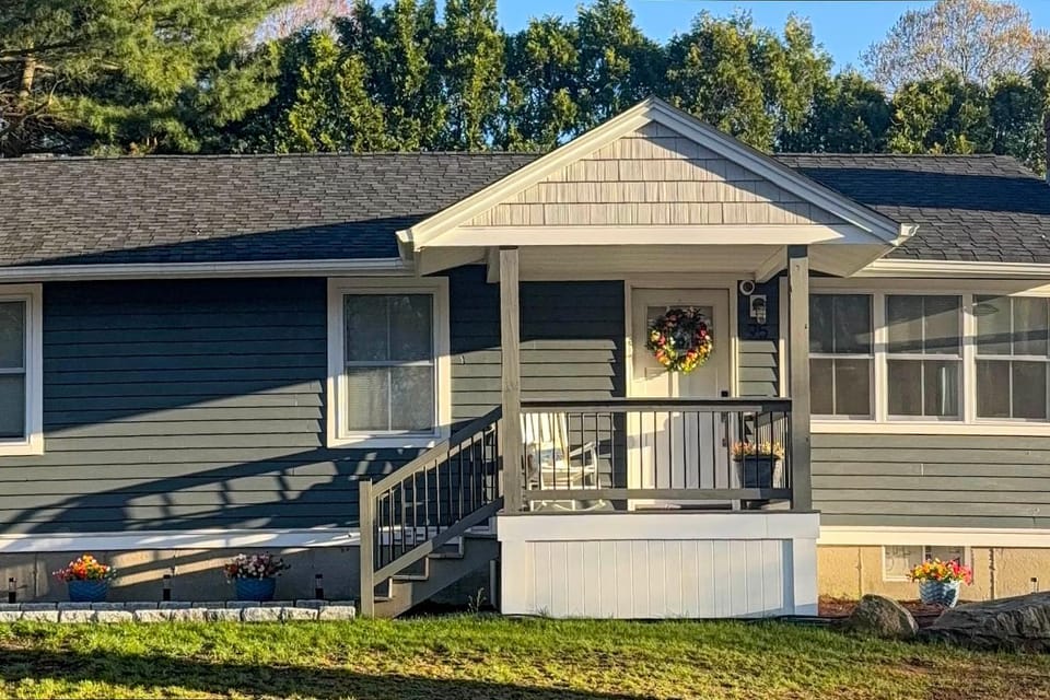 1 Mi to Head's Beach! Nautical Family Retreat House in Jamestown