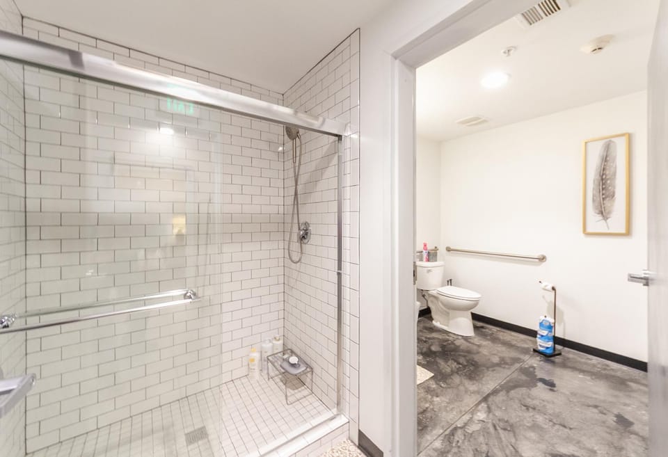 Shower, Toilet, Bathroom, towels