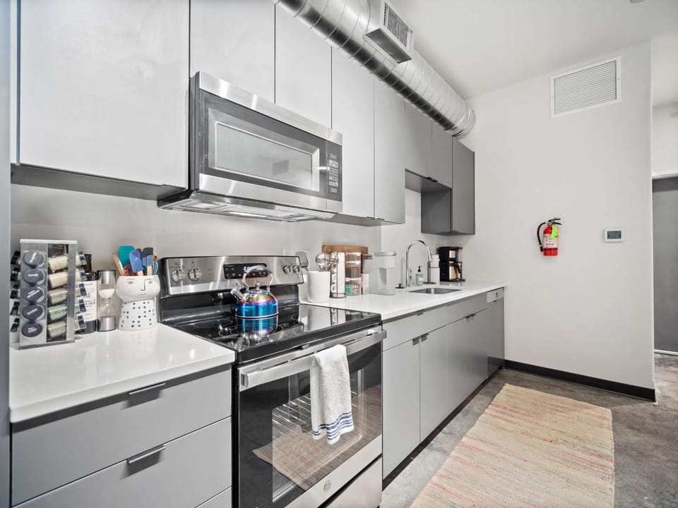 Coffee/tea facilities, Kitchen or kitchenette, dishwasher, oven, stove, toaster