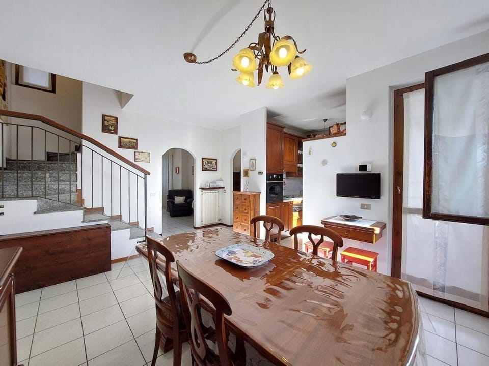 TV and multimedia, Living room, Dining area