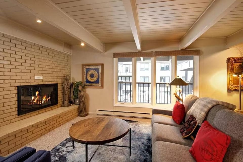Great 2 bedroom Condo Next to the Gondola, Aspen Apartment hotel in Aspen