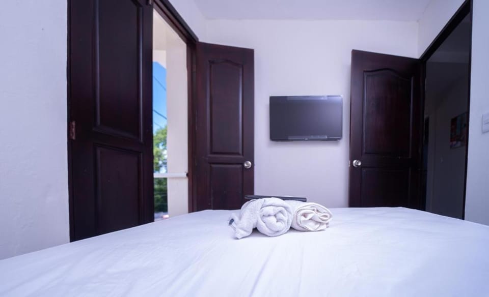 Bed, TV and multimedia, Bedroom, towels