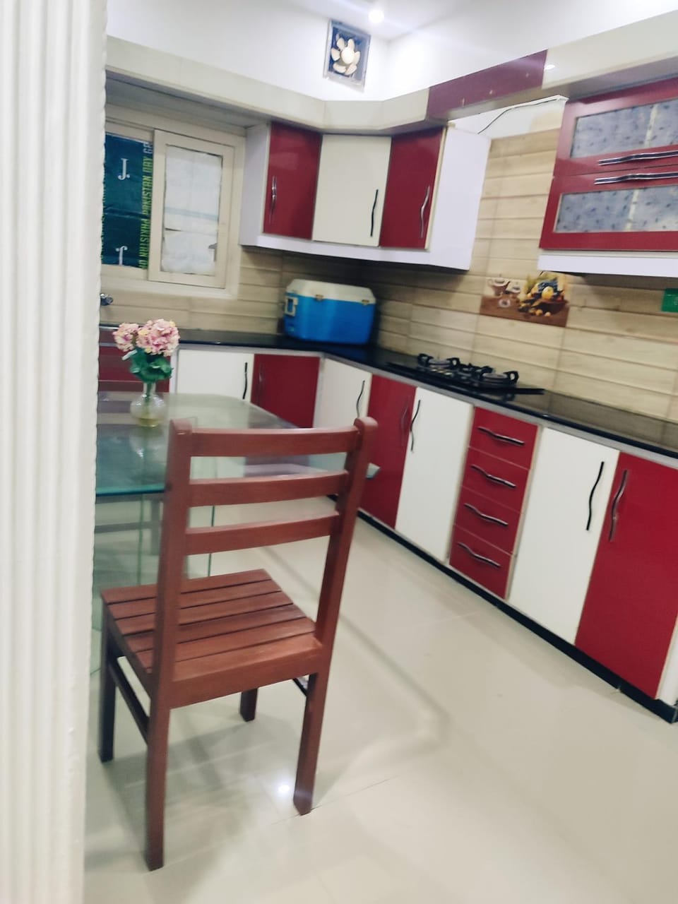 Kitchen or kitchenette, Dining area