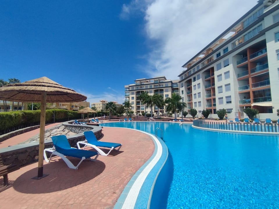 Property building, Swimming pool, sunbed