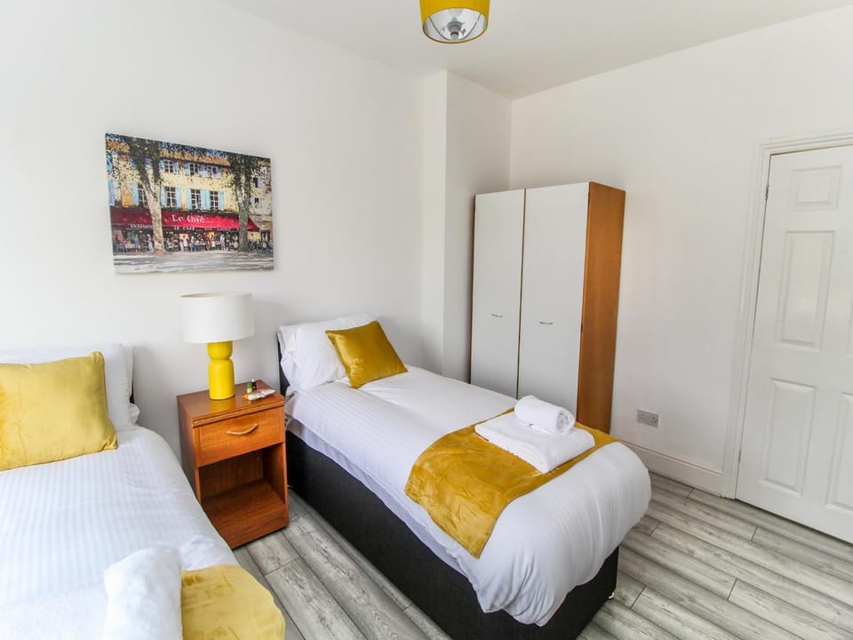 2 Bed House, Sleeps 5, Ideal for Contractors, St Helens, Long Term Stays Weekly & Monthly Offers House in St Helens