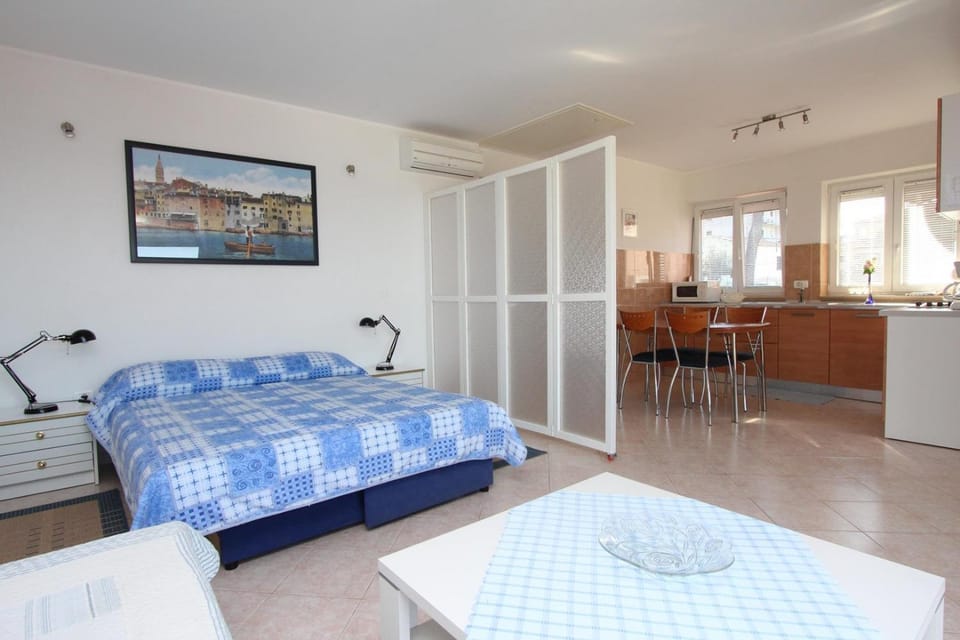 Bed, Dining area