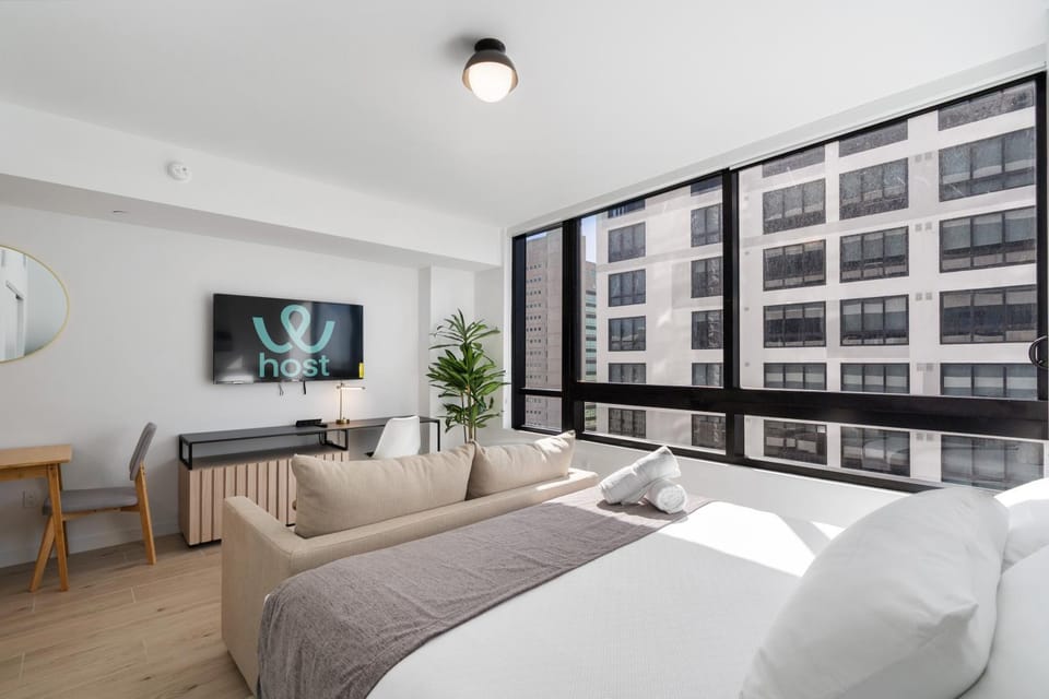Bed, TV and multimedia, Seating area