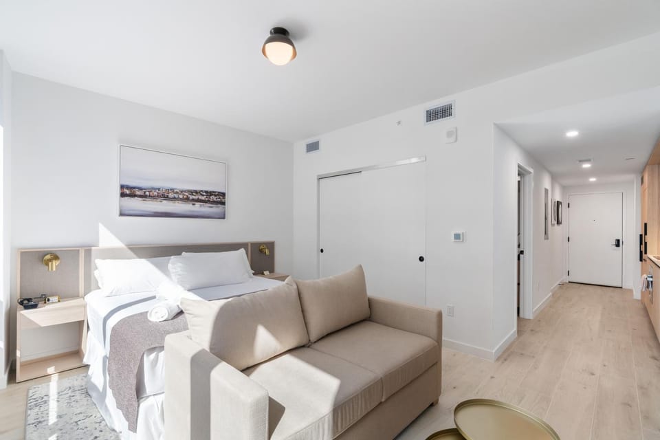 Bed, Seating area, wardrobe