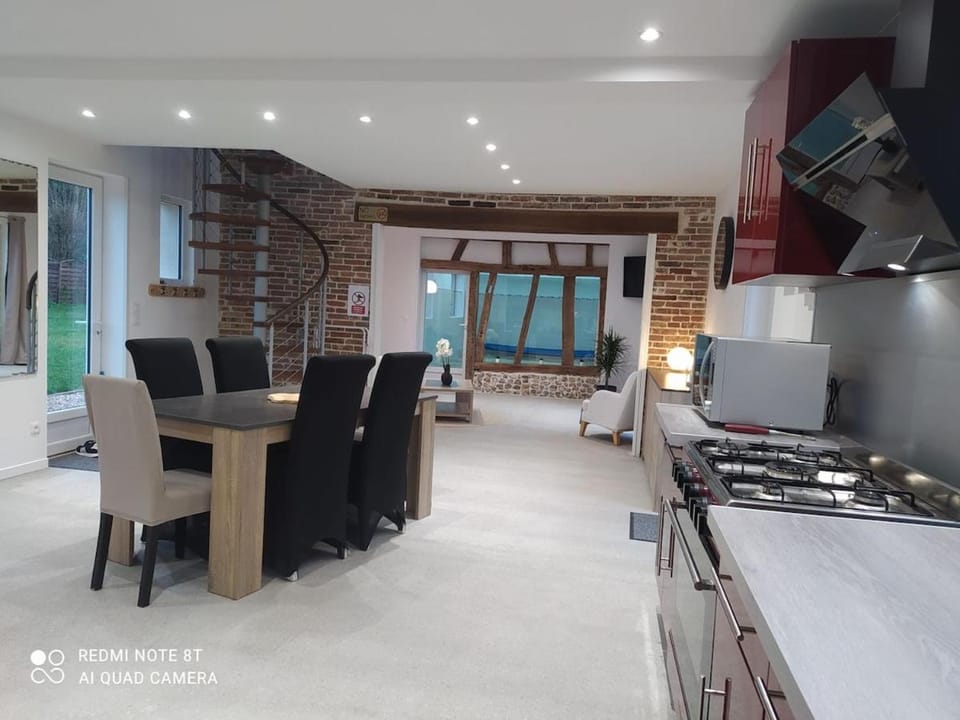 Gite de la vallée, piscine couverte House in Normandy