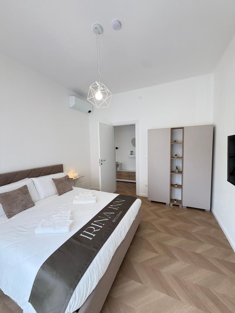 Bed, TV and multimedia, Photo of the whole room, Bedroom, wardrobe, air conditioner