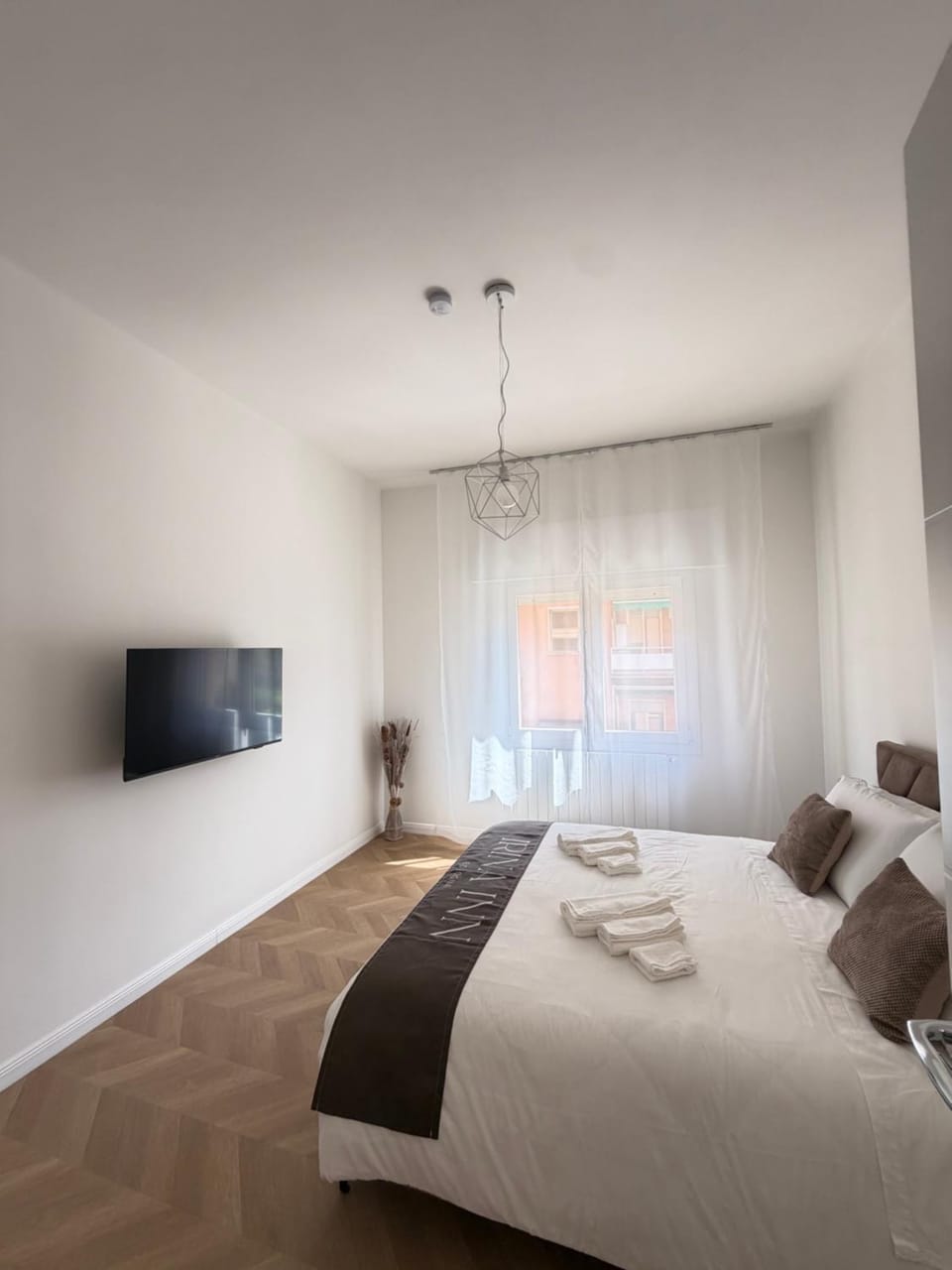 Bed, TV and multimedia, Photo of the whole room, Bedroom, towels