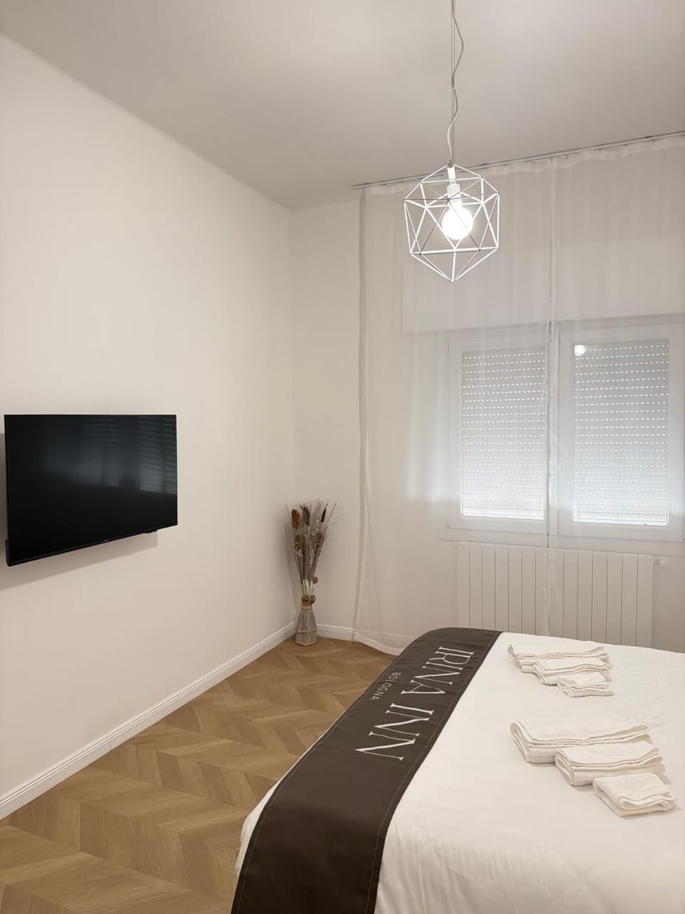 Bed, TV and multimedia, Photo of the whole room, Bedroom