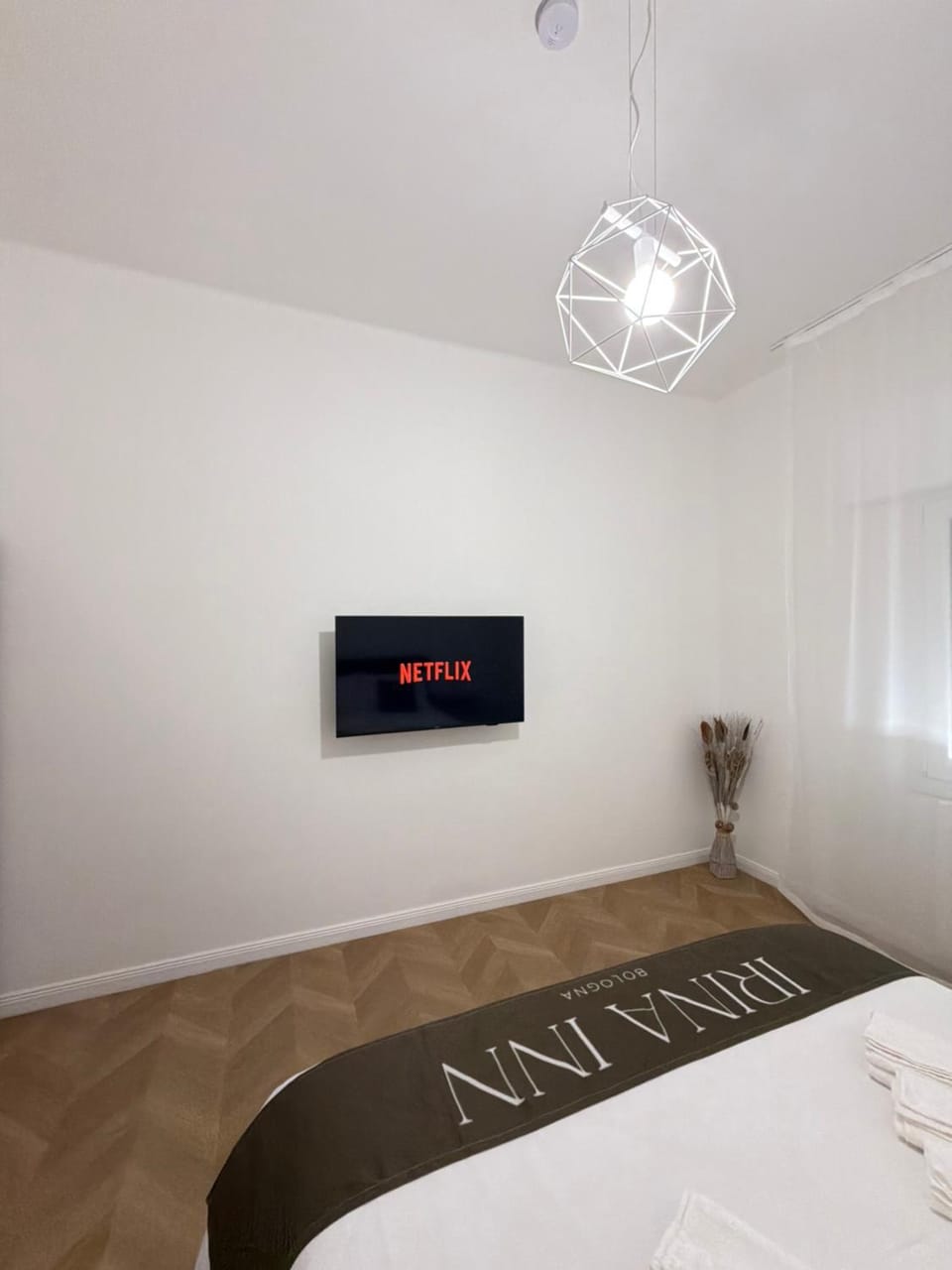 Bed, TV and multimedia, Photo of the whole room, Bedroom