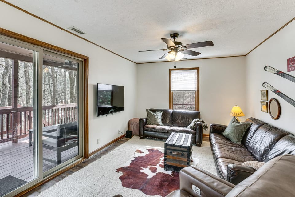 ‘Raley's Retreat’ w/ Hot Tub: 2 Mi to Dtwn Boone! House in Boone