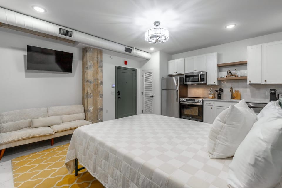 Bed, TV and multimedia, Kitchen or kitchenette, Living room, Photo of the whole room, Seating area, Bedroom, oven, pet friendly, stove