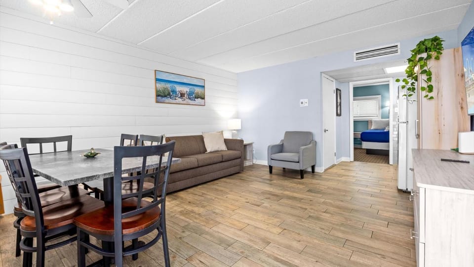 Beachfront WW Crest Condo Sleeps 6 House in Wildwood Crest