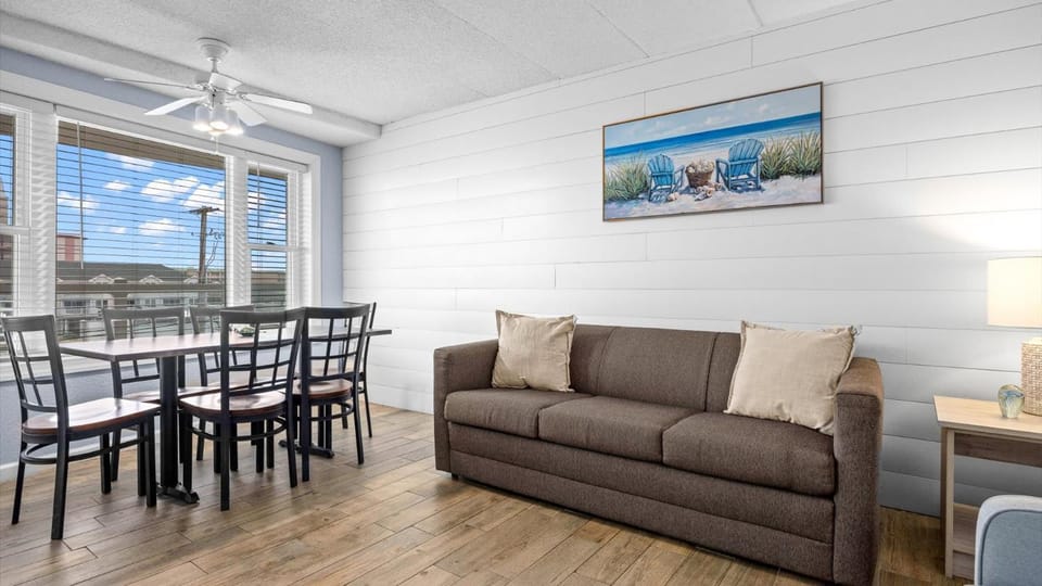 Beachfront WW Crest Condo Sleeps 6 House in Wildwood Crest