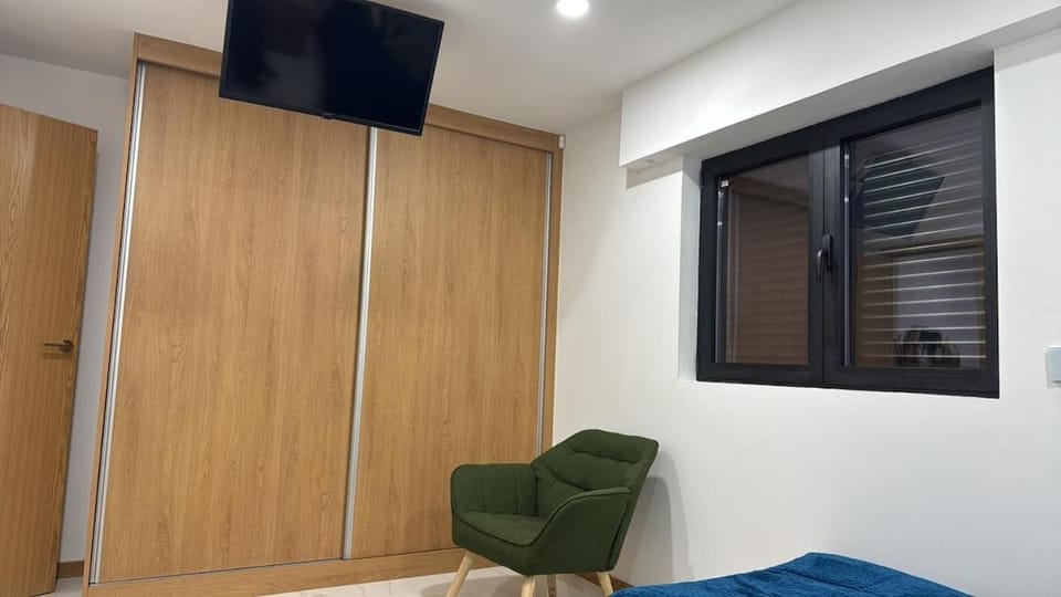 Bed, TV and multimedia, Photo of the whole room, Bedroom, wardrobe