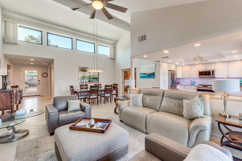 15 Mi to Coachella: Palm Desert Gem w/ Pool Access House in Palm Desert