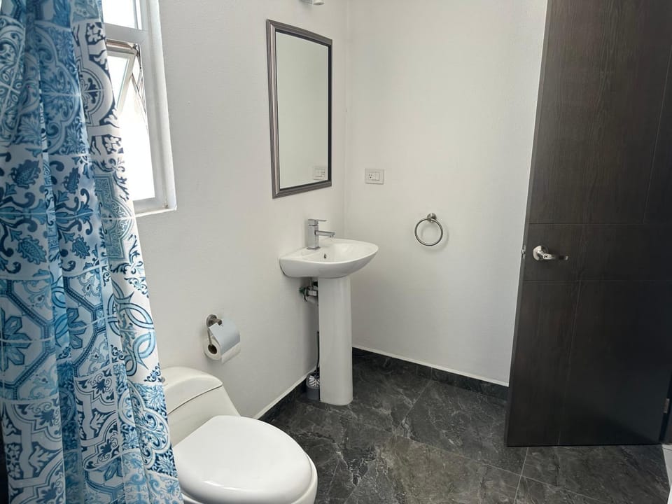 Suite Ejecutiva FINSA con Baño Privado y Parking Vacation rental in Puebla
