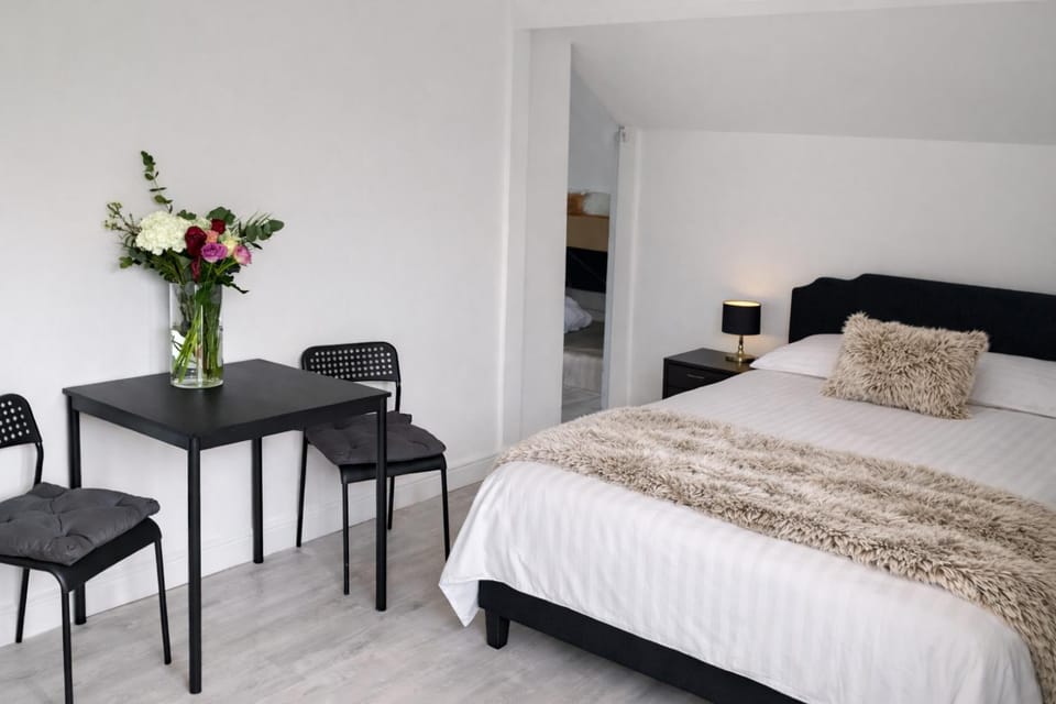 Bed, Dining area, Bedroom