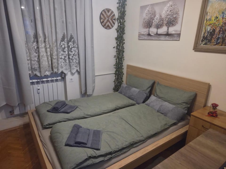 Bed, Photo of the whole room, Bedroom, towels