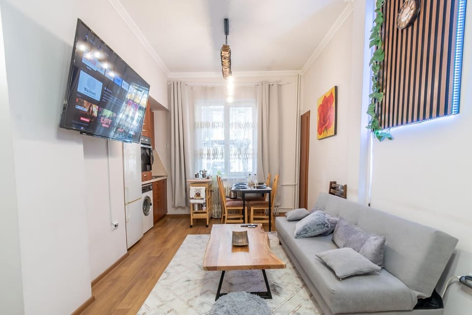 Communal lounge/ TV room, TV and multimedia, Living room, Seating area, Dining area, Evening entertainment
