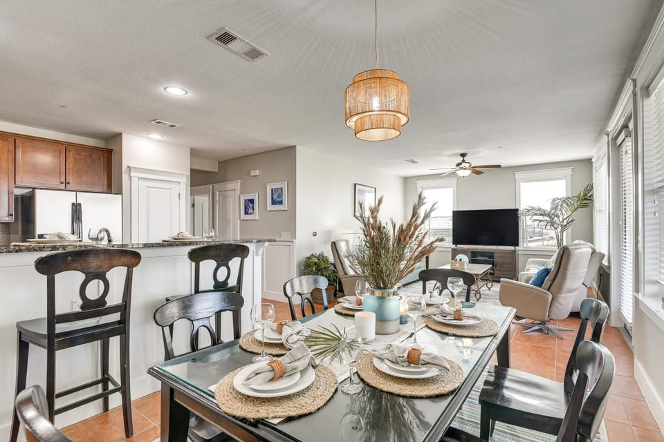 Beach + Pool Access: Resort Getaway in Galveston! House in Galveston Island
