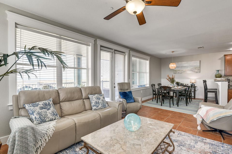 Beach + Pool Access: Resort Getaway in Galveston! House in Galveston Island